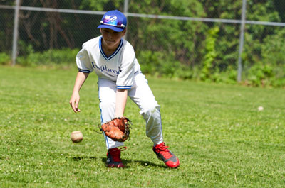 boys varsity baseball scooping ball