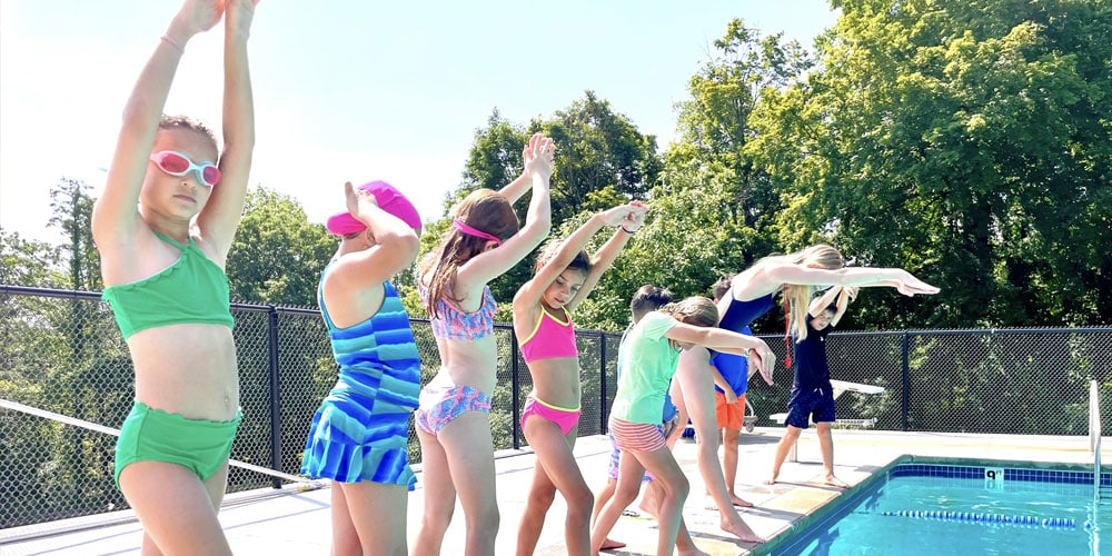 girls learning to dive with life guard