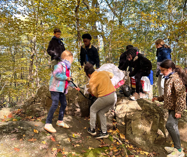 3rd grade students on the trail with wagon